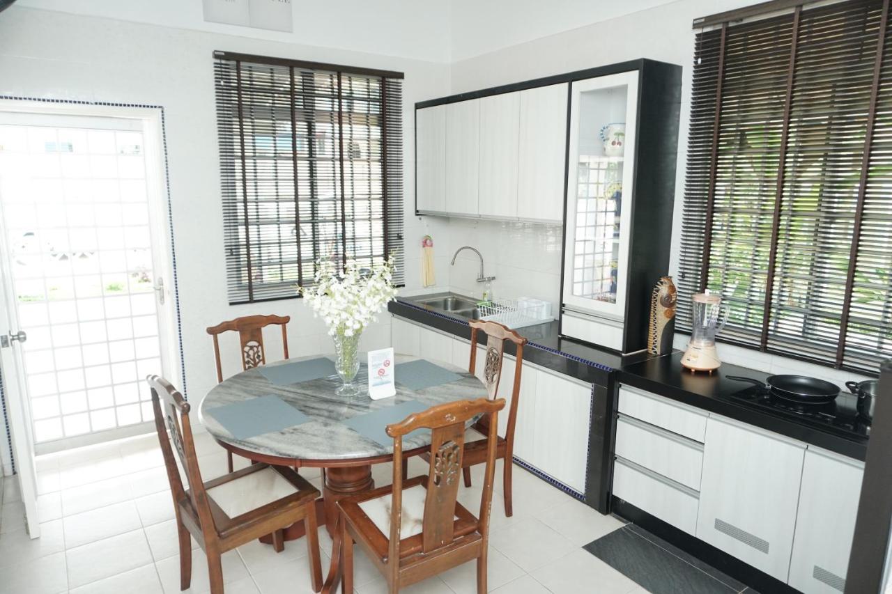 Beit Azzahra Private Pool Villa At Pantai Batu Hitam Kuantan Eksteriør billede